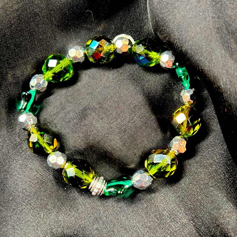 Beautiful green stretch bracelet